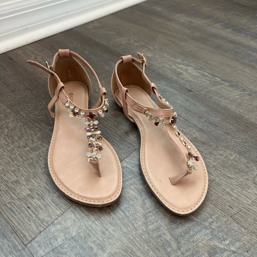 Constance real leather flat sandal.